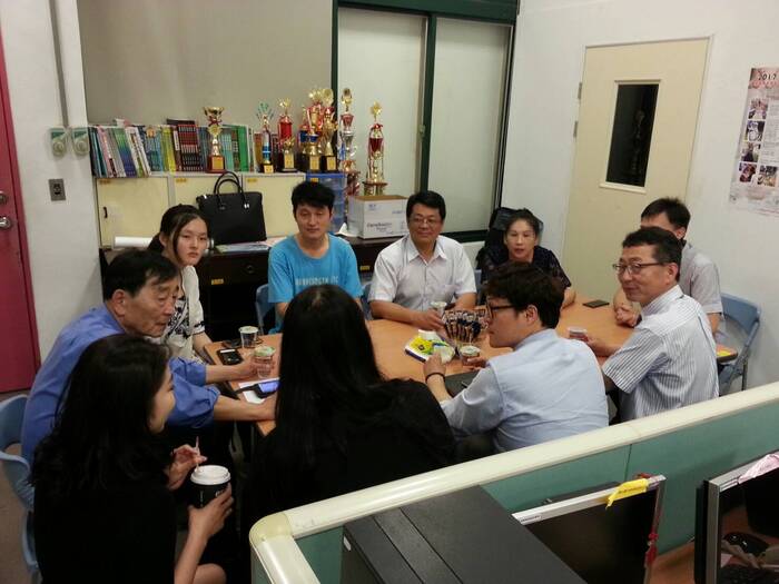 韓國斗源理工科技大學丁教授、伊教授，台灣教育中心沙會長郭顧問蒞臨本系叁訪。圖片